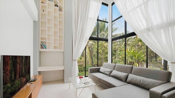 A modern living room with a sofa, a coffee table, and a TV. - Ana's house in Lipa Noi (Lipa Noi)