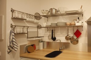 Kaffetrakter/tekoker, kjøleskap, mikrobølgeovn og høy barnestol