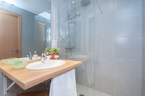 Shower, hair dryer - Luxury Apartment in Museum Mile 2 (Madrid)