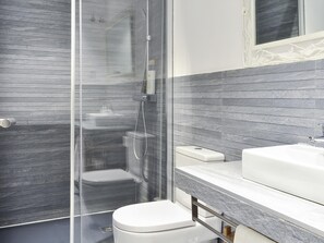 Shower, hair dryer - Prado Museum 3 dorms AC (Madrid)