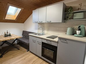 Fridge, oven, stovetop, coffee/tea maker - Vacation apartment BergZeit for max. 4 adults (Chieming)
