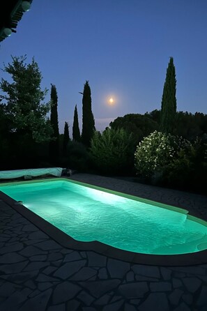 A swimming pool at dusk with a clear sky and a visible moon. - Les Valerianes by Interhome (Carces)