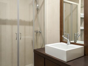 Shower, hair dryer - Apartamento en Puerta del Sol centro ciudad (Madrid)