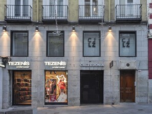 Ein Gebäude mit Schaufenstern, auf denen 'TEZENIS Unterwäsche' und 'CALZEDONIA' steht.
