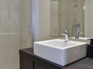 Shower, hair dryer, towels - Fantastic Studio in Puerta del Sol (Madrid)