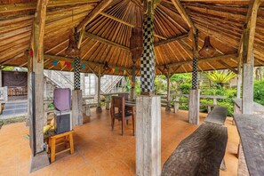 Outdoor dining - Private Entrance Bliss Pet-Friendly Bali Retreat (Bali city)