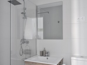 Shower, hair dryer, towels - Suite Estudio en Bravo Murillo (Madrid)