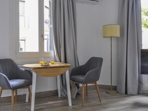 Dining - Suite Estudio en Bravo Murillo (Madrid)