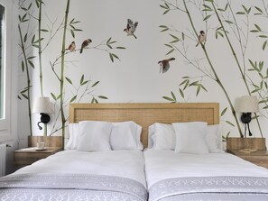 Tabla de planchar con plancha, internet y ropa de cama 