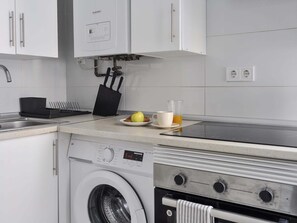 Fridge, microwave, coffee/tea maker, toaster - Suite Estudio en Bravo Murillo (Madrid)