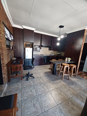 Fridge, microwave, oven, stovetop - Relaxing escape with fast WiFi (Brakpan)