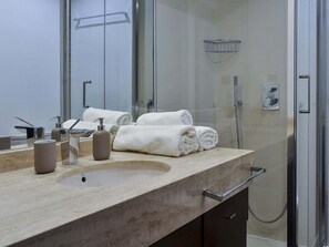 Shower, hair dryer, towels - Luxury Studio in Plaza de Colon (Madrid)