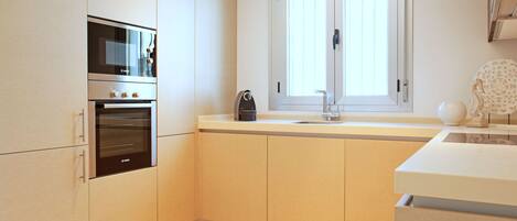 Fridge, microwave, oven, dishwasher