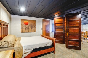 Room - Woodsy Hideaway: Game Room, Theater Room, Fire Pit (Plymouth)