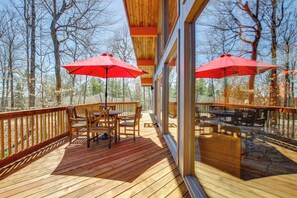 Outdoor dining - Woodsy Hideaway: Game Room, Theater Room, Fire Pit (Plymouth)