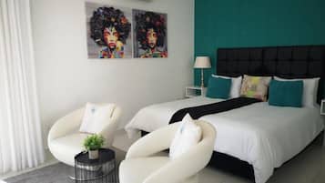 Suite superior, balcón, vista a la alberca | Caja de seguridad en la habitación y insonorización