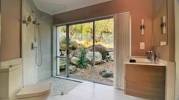 Junior-Suite, Blick auf den Innenhof | Badezimmer | Kostenlose Toilettenartikel, Haartrockner, Hausschuhe, Handtücher