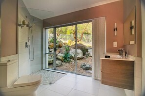 ห้องดีลักซ์สวีท, วิวสวนหย่อม | ห้องน้ำ | ของใช้ในห้องน้ำฟรี, ไดร์เป่าผม, รองเท้าสวมภายในห้อง, ผ้าเช็ดตัว