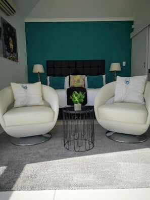 Suite Supérieure, balcon, vue piscine | Intérieur