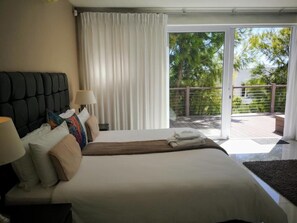 ห้องซูพีเรียสวีท, ลานระเบียง, วิวสวน | ตู้นิรภัยในห้องพัก, ห้องเก็บเสียง, เตารีด/โต๊ะรีดผ้า, Wi-Fi ฟรี