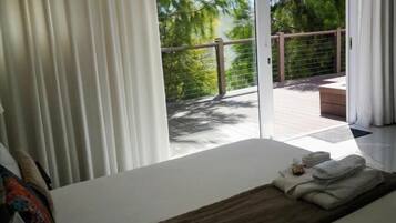 In-room safe, soundproofing, iron/ironing board, free WiFi
