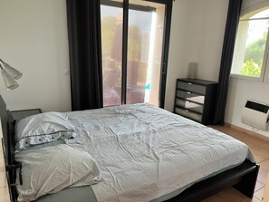 WiFi, bed sheets - Apartment (1st floor) for 4 people - Domaine de Port d'Alon (Saint-Cyr-sur-Mer)