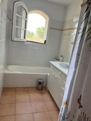 Shower, hair dryer, towels - Apartment (1st floor) for 4 people - Domaine de Port d'Alon (Saint-Cyr-sur-Mer)