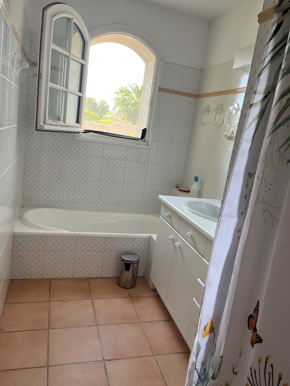 Shower, hair dryer, towels - Apartment (1st floor) for 4 people - Domaine de Port d'Alon (Saint-Cyr-sur-Mer)