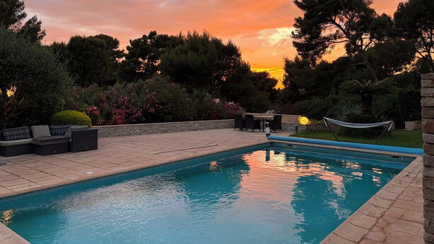 A swimming pool with a sunset view, surrounded by trees and outdoor furniture. - 90m2 apartment (1st floor) in Port d'Alon, 4 persons, dogs welcome. (Saint-Cyr-sur-Mer)