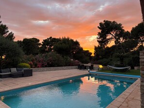 A swimming pool with a sunset view, surrounded by trees and outdoor furniture. - 90m2 apartment (1st floor) in Port d'Alon, 4 persons, dogs welcome. (Saint-Cyr-sur-Mer)