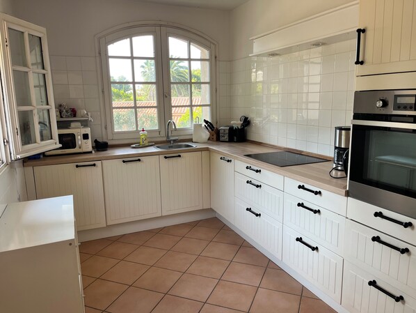 Microwave, oven, stovetop, dishwasher - Apartment (1st floor) for 4 people - Domaine de Port d'Alon (Saint-Cyr-sur-Mer)