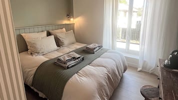Comfort tweepersoonskamer | Een bureau, een laptopwerkplek, gratis wifi