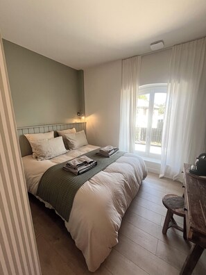 Comfort Double Room | Desk, laptop workspace, free WiFi - Le Clos des Berges de l'Ain (Charnoz-sur-Ain)