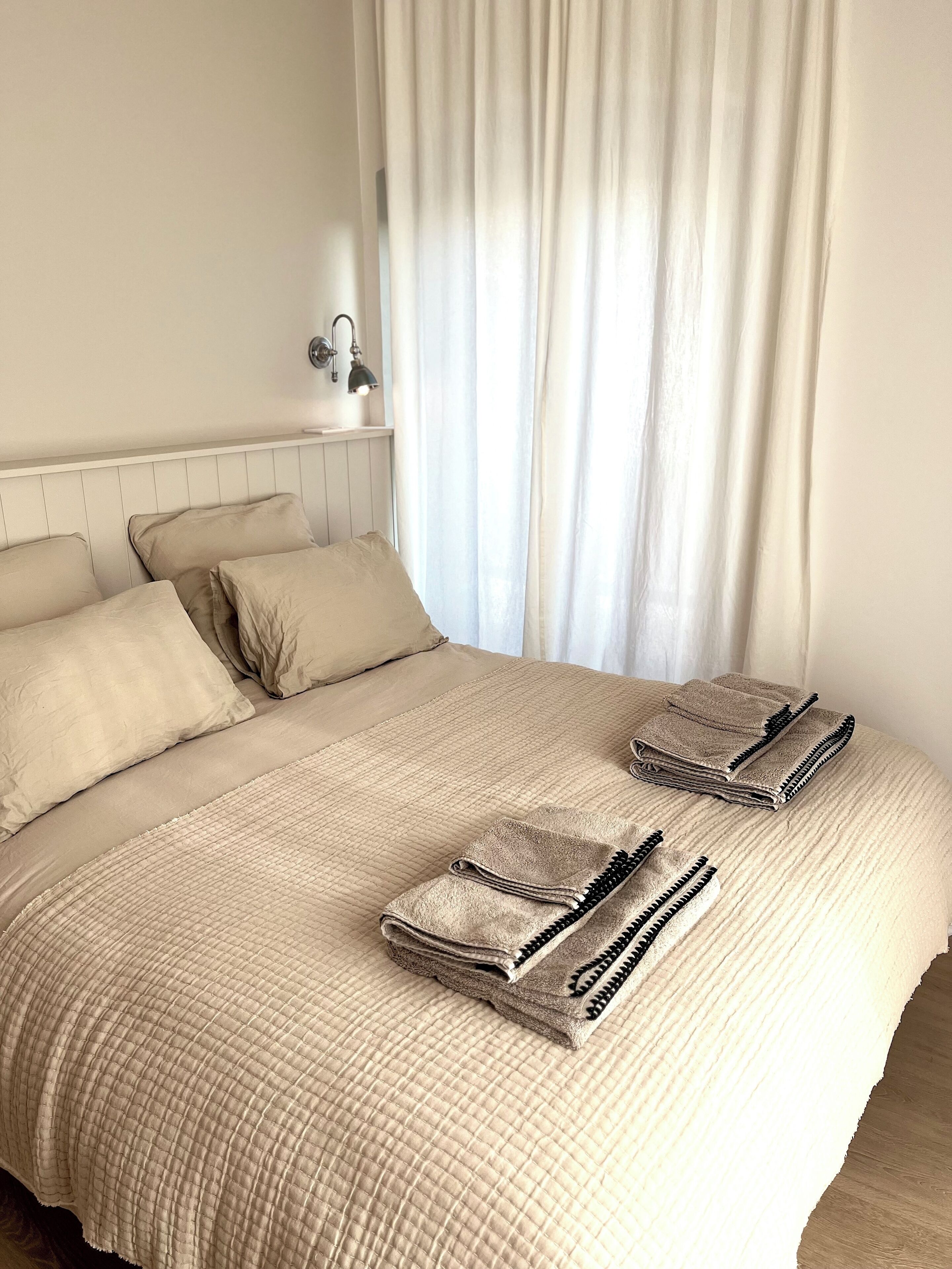 Deluxe-Doppel- oder -Zweibettzimmer, 1 Queen-Bett, eigenes Bad | Schreibtisch, laptopgeeigneter Arbeitsplatz, kostenloses WLAN