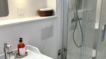 Deluxe Double or Twin Room, 1 Queen Bed, Private Bathroom | Bathroom | Hair dryer, towels, soap, shampoo