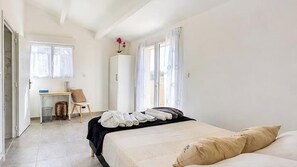 Iron/ironing board, WiFi, bed sheets