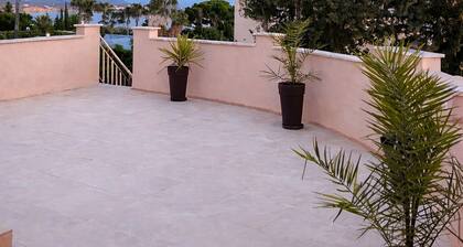 BANDOL VILLA SEA VIEW WITH ROOFTOP, GARDEN FOR 8 PERS. WALKING DISTANCE FROM PORT AND BEACH