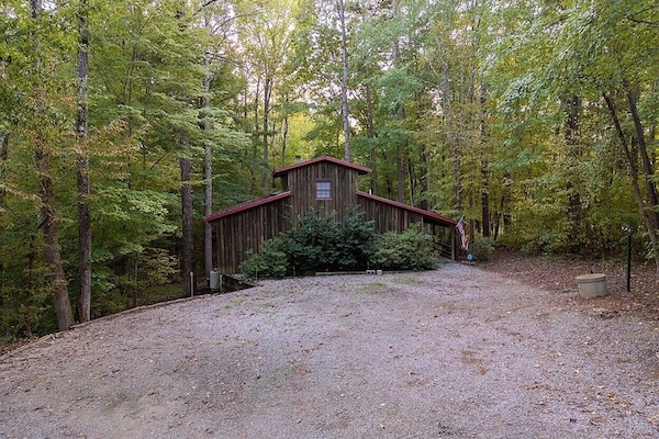 Front Driveway with plenty of parking for boat trailers