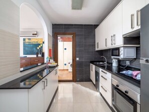Kühlschrank, Mikrowelle, Ofen, Geschirrspüler