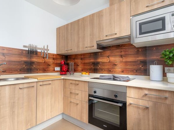 Kühlschrank, Mikrowelle, Ofen, Geschirrspüler