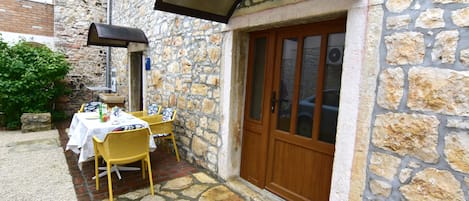Apartment, 1 Bedroom, Smoking, Patio | Outdoor dining