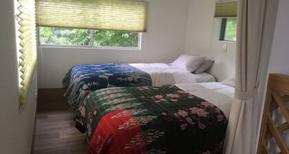 The lighthouse of Enoshima can be seen. This is a villa in Inamuragasaki, Kamakura, prepared for you.