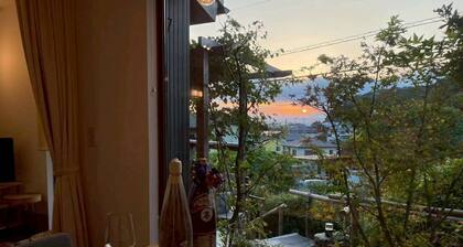 2 minute walk to the hot spring, with a view of the lighthouse on Enoshima Island, this is the vacation home in Inamuragasaki, Kamakura prepared just for you.