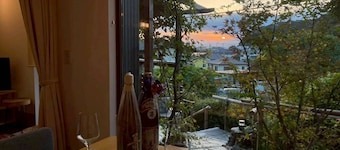 2 minute walk to the hot spring, with a view of the lighthouse on Enoshima Island, this is the vacation home in Inamuragasaki, Kamakura prepared just for you.