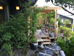Terrace/patio - 2 minute walk to the hot spring, with a view of the lighthouse on Enoshima Island, this is the vacation home in Inamuragasaki, Kamakura prepared just for you. (鎌倉市稲村ガ崎)