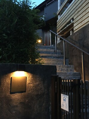 Exterior detail - 2 minute walk to the hot spring, with a view of the lighthouse on Enoshima Island, this is the vacation home in Inamuragasaki, Kamakura prepared just for you. (鎌倉市稲村ガ崎)