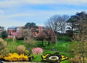 Property grounds - ⭐ Luxury 5-Star Apartment with Panoramic Pannett Park Views & Parking (Whitby)