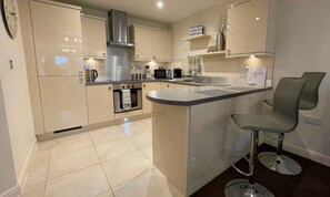 Fridge, microwave, oven, stovetop - ⭐ Luxury 5-Star Apartment with Panoramic Pannett Park Views & Parking (Whitby)