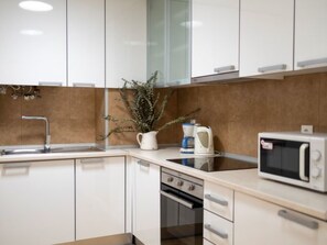 Fridge, microwave, oven, dishwasher - Alfama District Apartments - Santiago by Interhome (Lisbon)