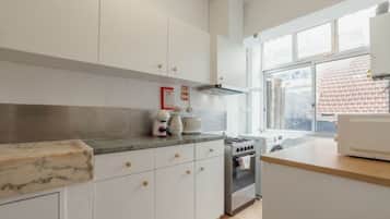 Kühlschrank, Mikrowelle, Ofen, Kochgeschirr/Geschirr/Besteck